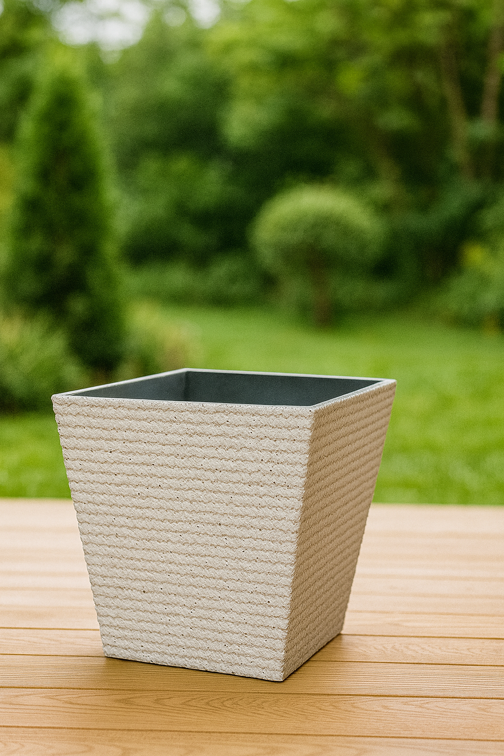 Strukturierter quadratischer Kunststoff-Blumentopf in Steinoptik