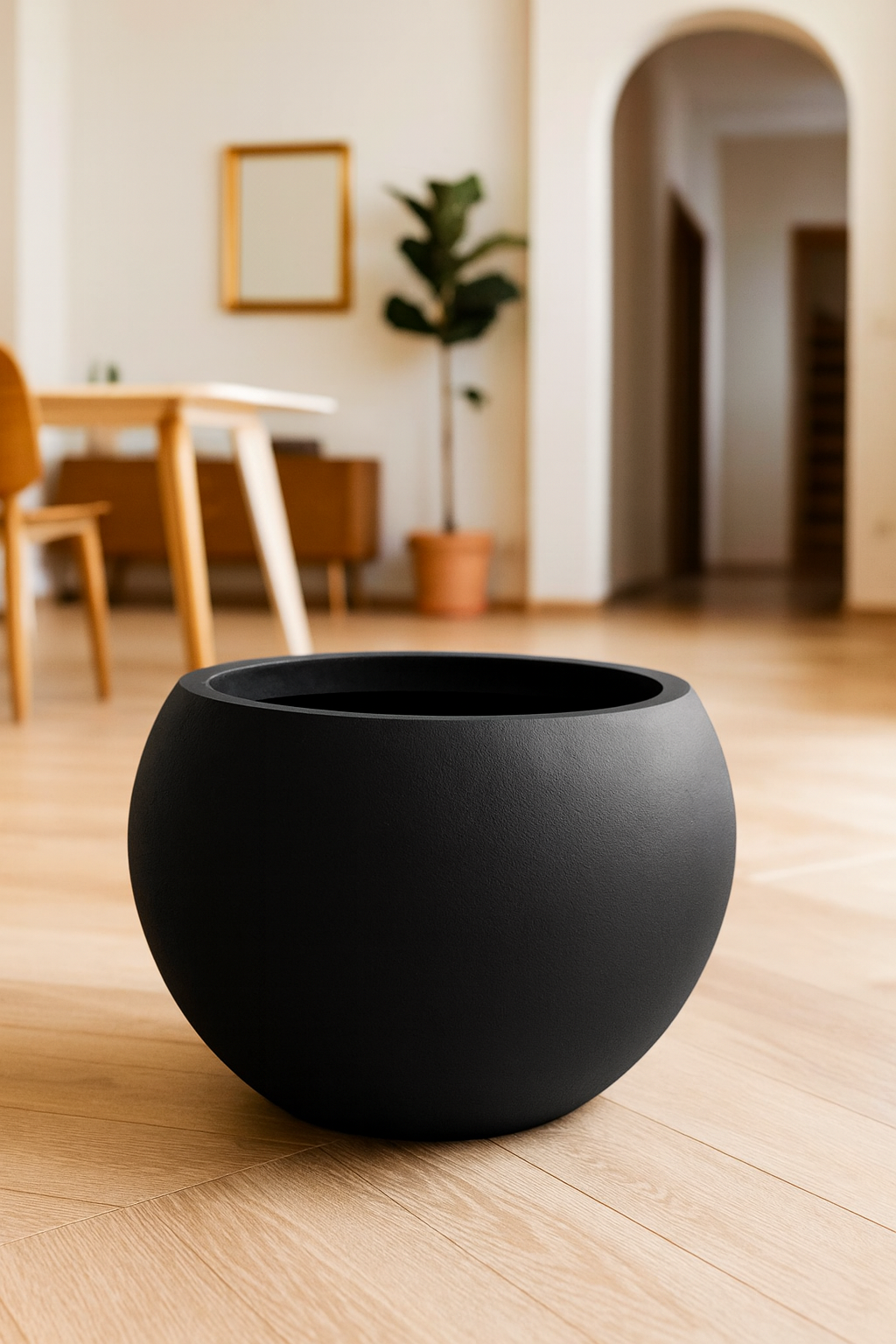 Moderner Blumentopf aus Magnesium mit Kugeln