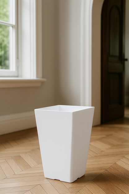 Moderner, konisch zulaufender quadratischer Pflanztopf