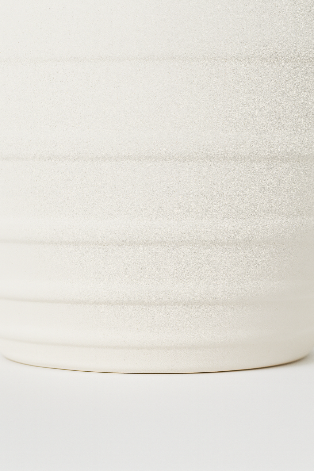 Strukturierte, gerippte Keramik-Blumenvase