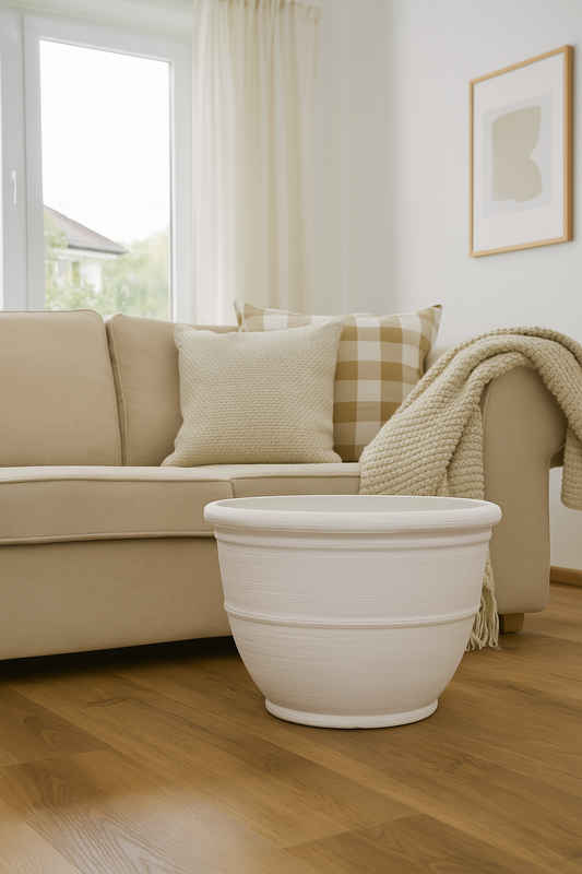 Klassischer weißer Pflanztopf aus Kunstharz