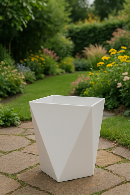Moderner geometrischer weißer Pflanzkübel