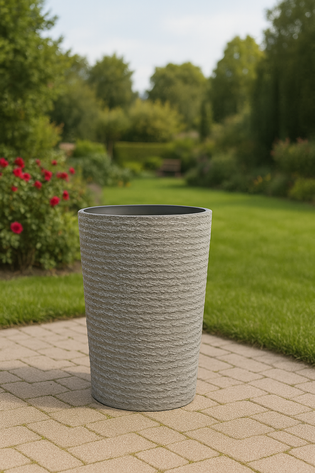 Moderner, strukturierter, hoher Pflanzkübel aus Kunstharz