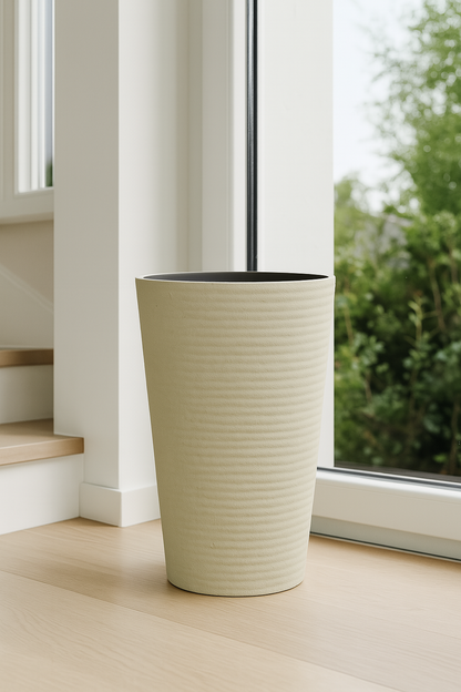 Moderner, strukturierter, hoher Pflanzkübel aus Kunstharz
