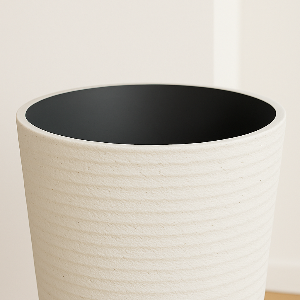 Moderner, strukturierter, hoher Pflanzkübel aus Kunstharz