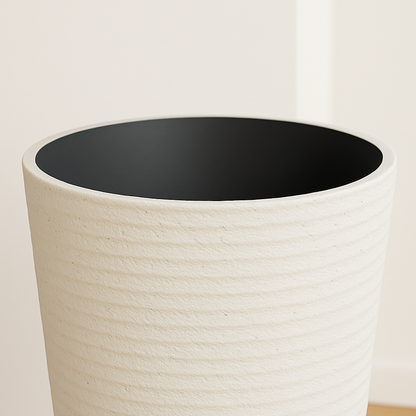 Moderner, strukturierter, hoher Pflanzkübel aus Kunstharz