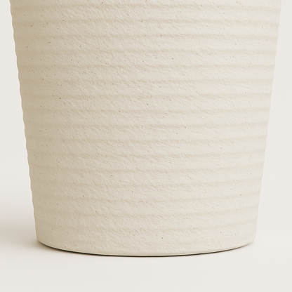 Moderner, strukturierter, hoher Pflanzkübel aus Kunstharz