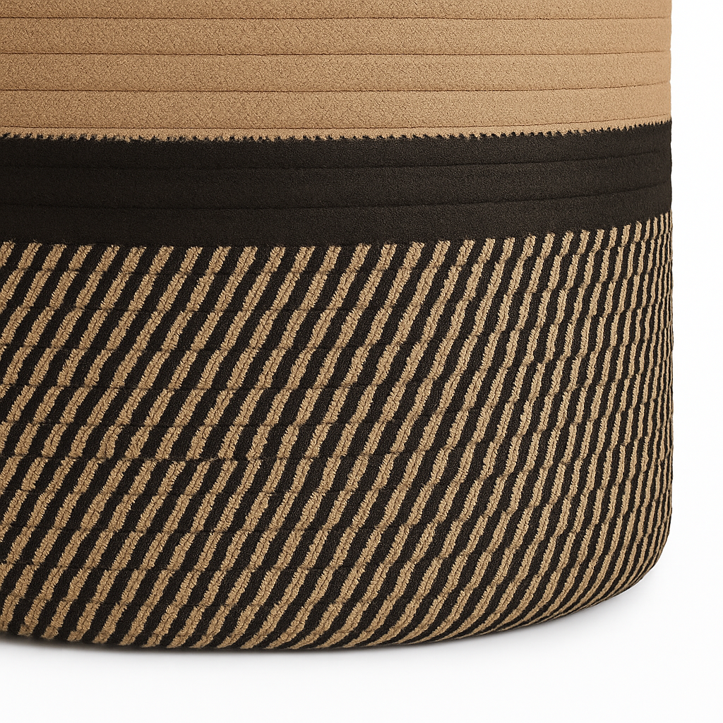 Zweifarbiger, handgewebter Pflanzenkorb